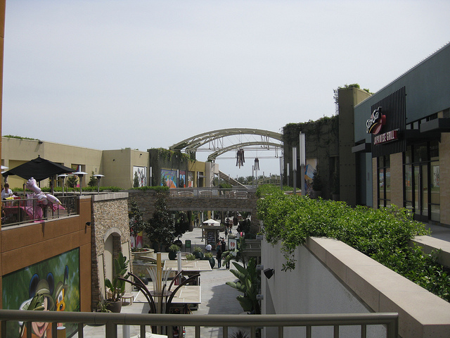 Anaheim Garden Walk in 2010. The one restaurant open in this photo isn't there anymore.